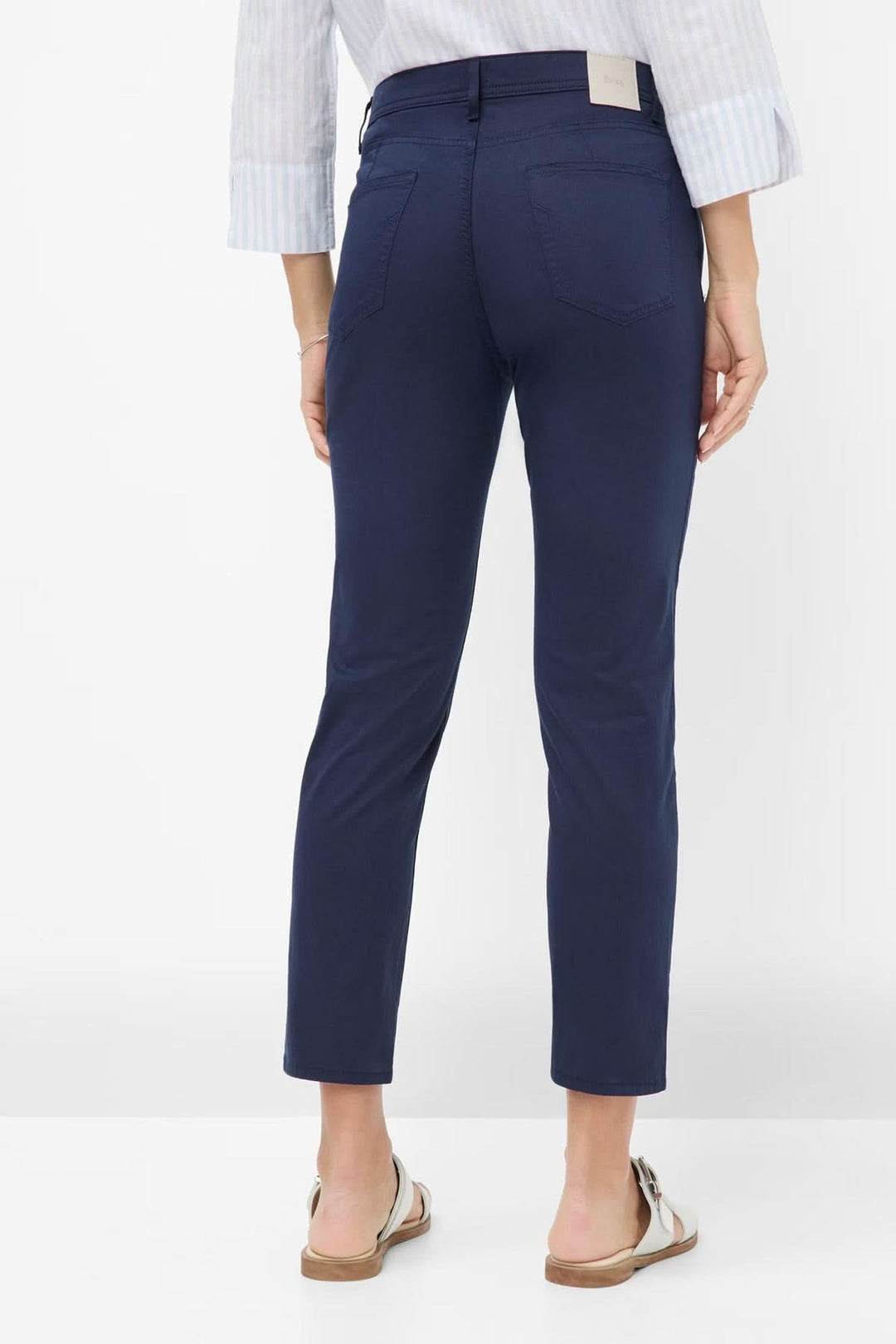 Pantalon chino MARY S ultra léger, vue arrière, coupe droite, couleur marine, porté avec sandales.