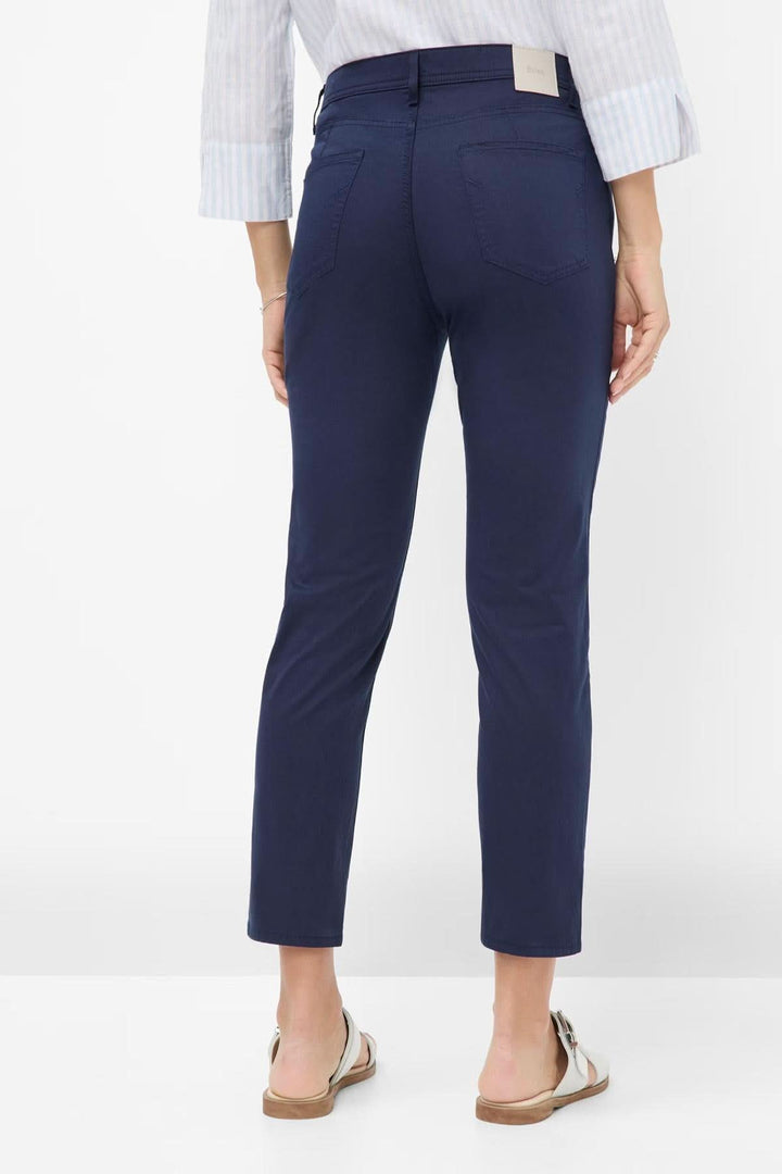 Pantalon chino MARY S ultra léger, vue arrière, coupe droite, couleur marine, porté avec sandales.