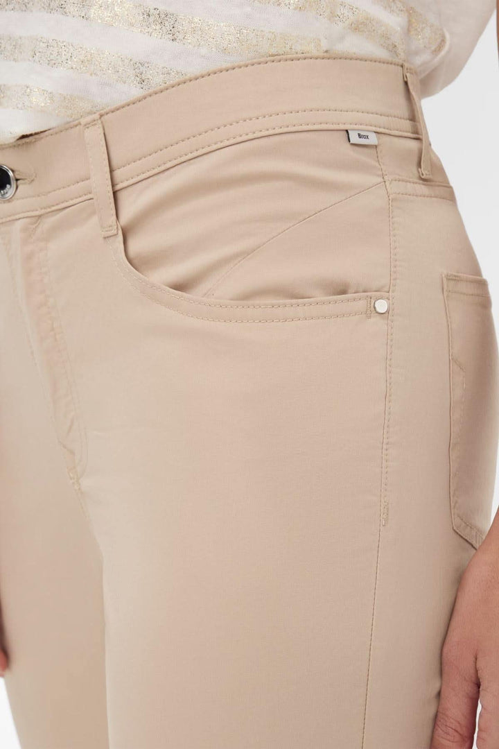 Détail du pantalon chino MARY S ultra léger, coupe droite et tissu doux, couleur beige.