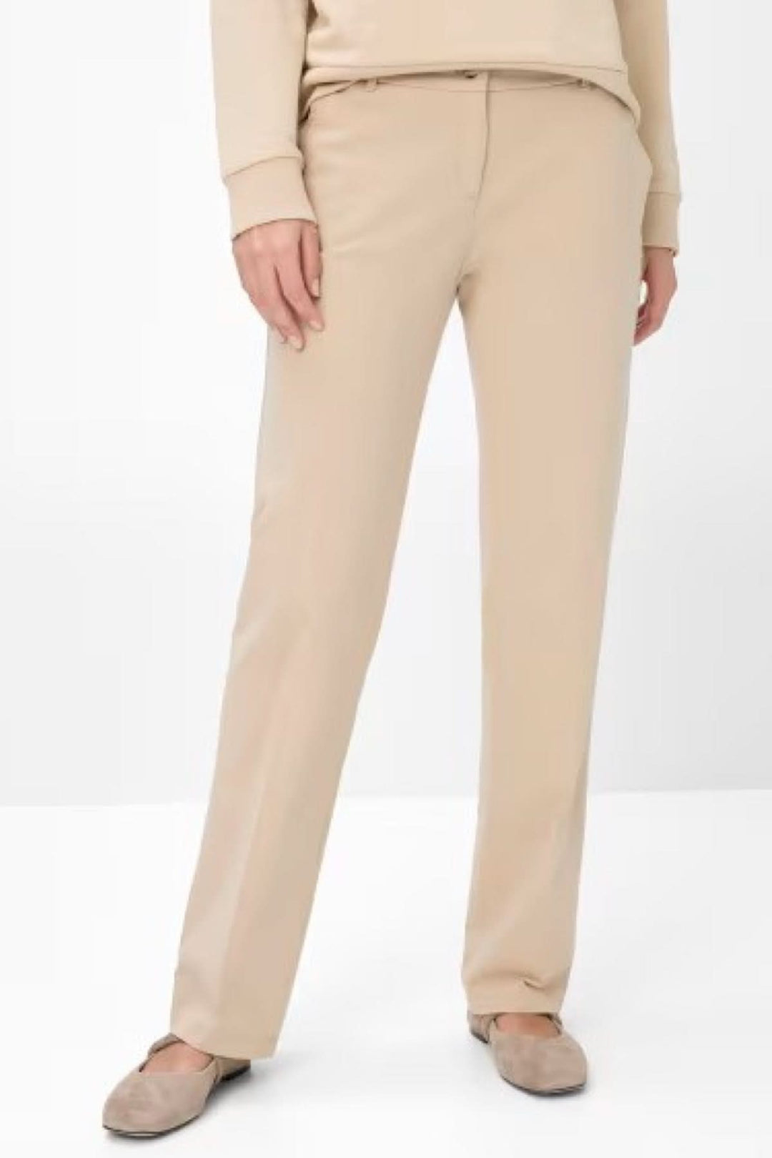 Pantalon chino Maron beige avec coupe droite et taille régulière pour un style décontracté.