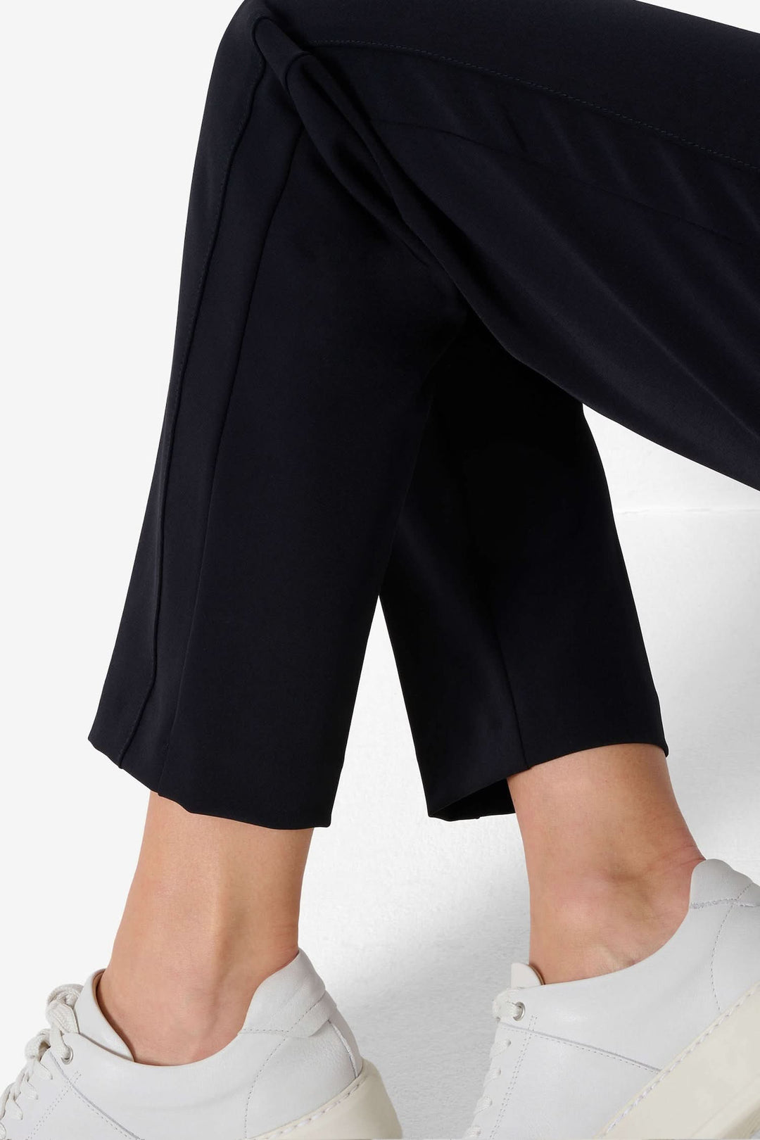 Pantalon chino Maron S pour femme, coupe fuselée et confortable avec chaussures blanches.