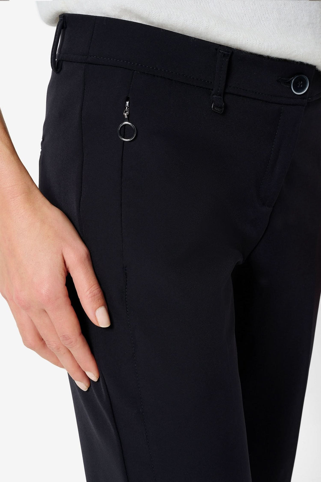 Détail du pantalon chino Maron S pour femme, mettant en avant la coupe ajustée et la poche raffinée.