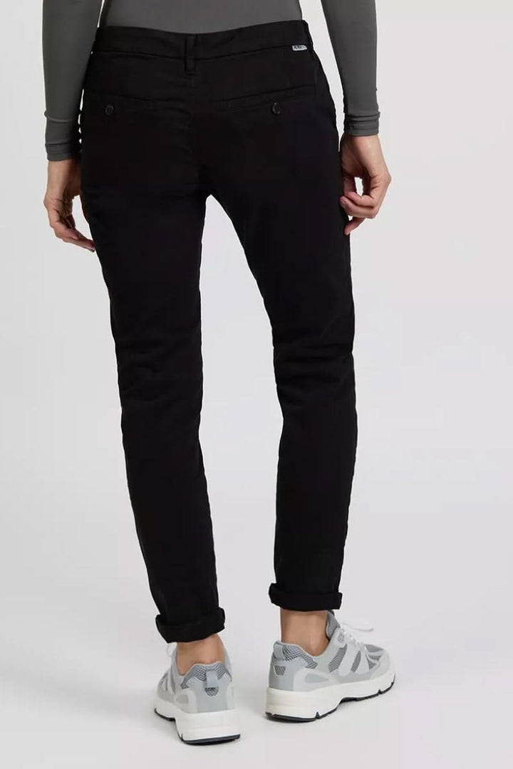 Pantalon chino Sandy noir vue arrière, coupe élégante, poches passepoilées, associé à des sneakers.