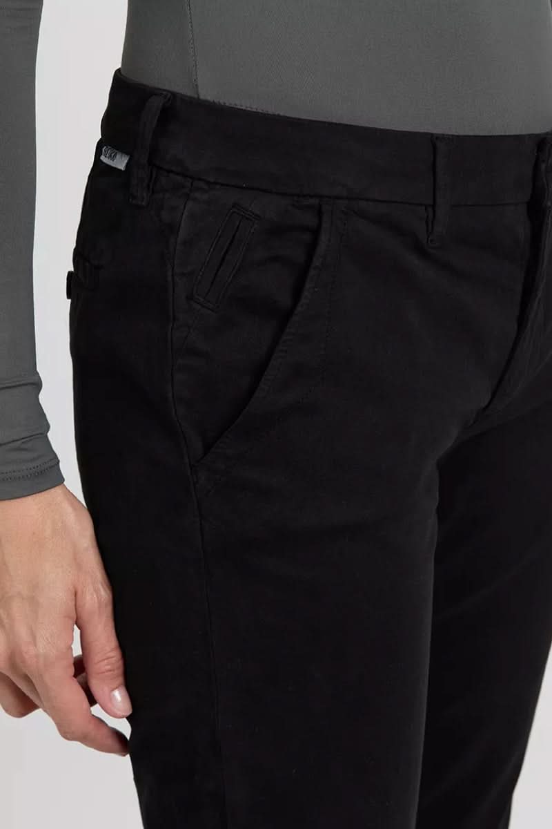 Détail des poches et de la coupe élégante du pantalon chino Sandy en noir.