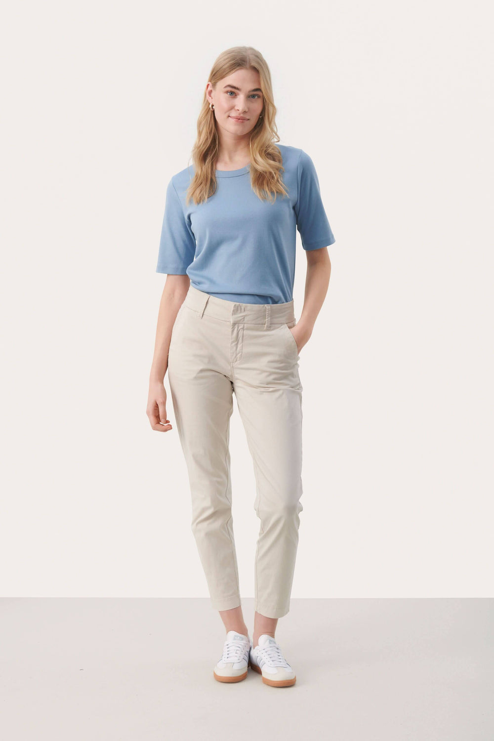 Pantalon chino Soffys avec coupe droite, taille classique et look décontracté, porté par une femme souriante.