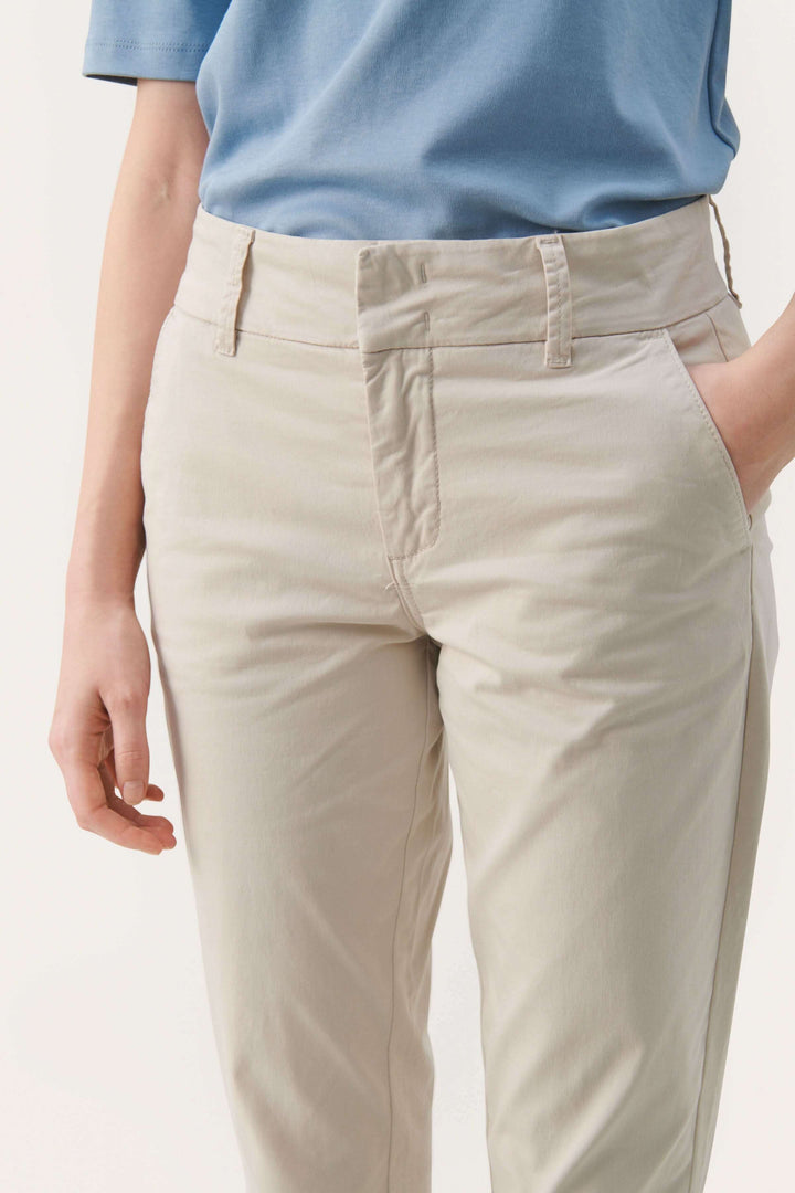 Pantalon chino Soffys en beige avec coupe droite et poches, parfait pour des looks décontractés ou élégants.