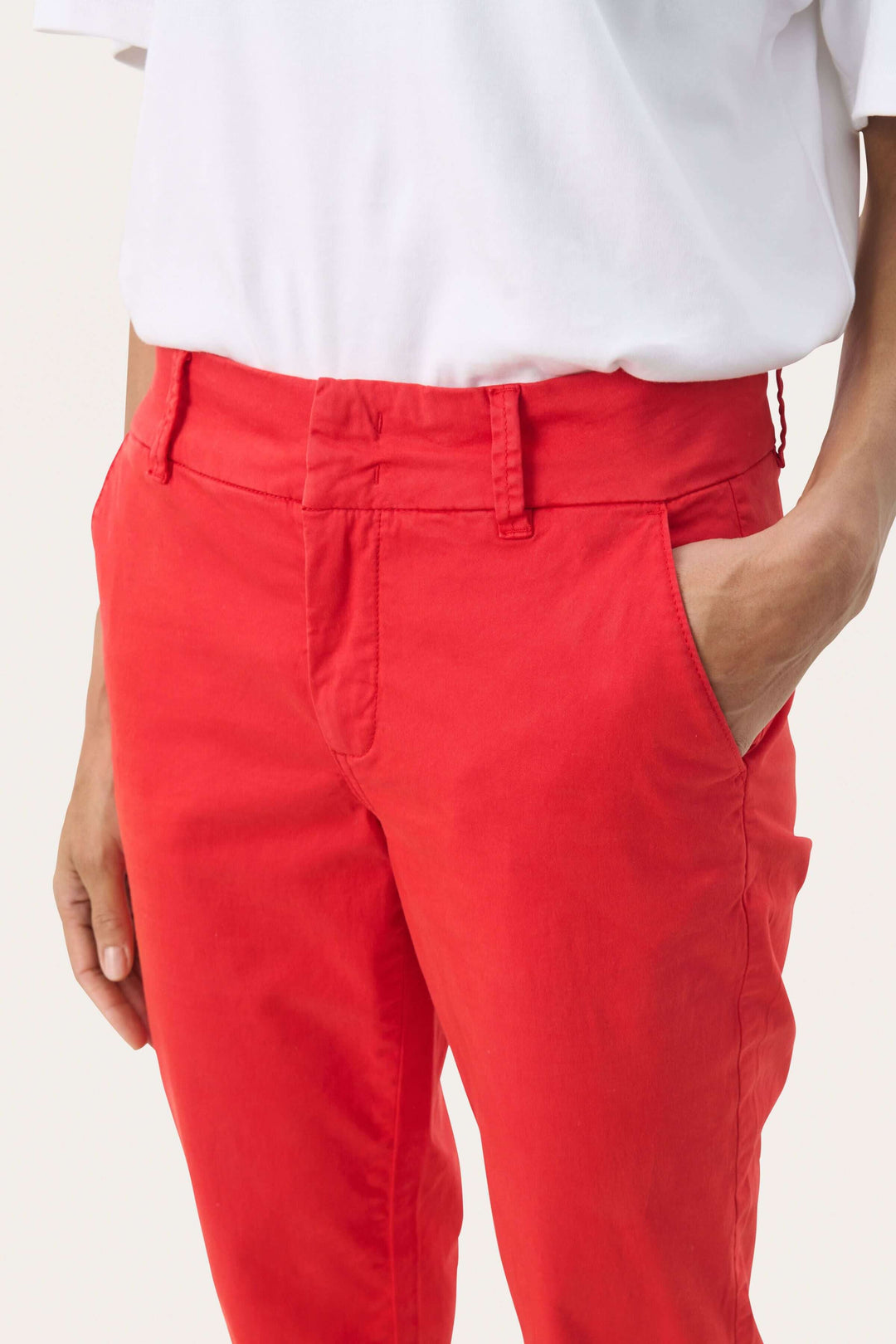 Pantalon chino Soffys rouge, coupe droite, taille classique, avec poches latérales, style décontracté et élégant.