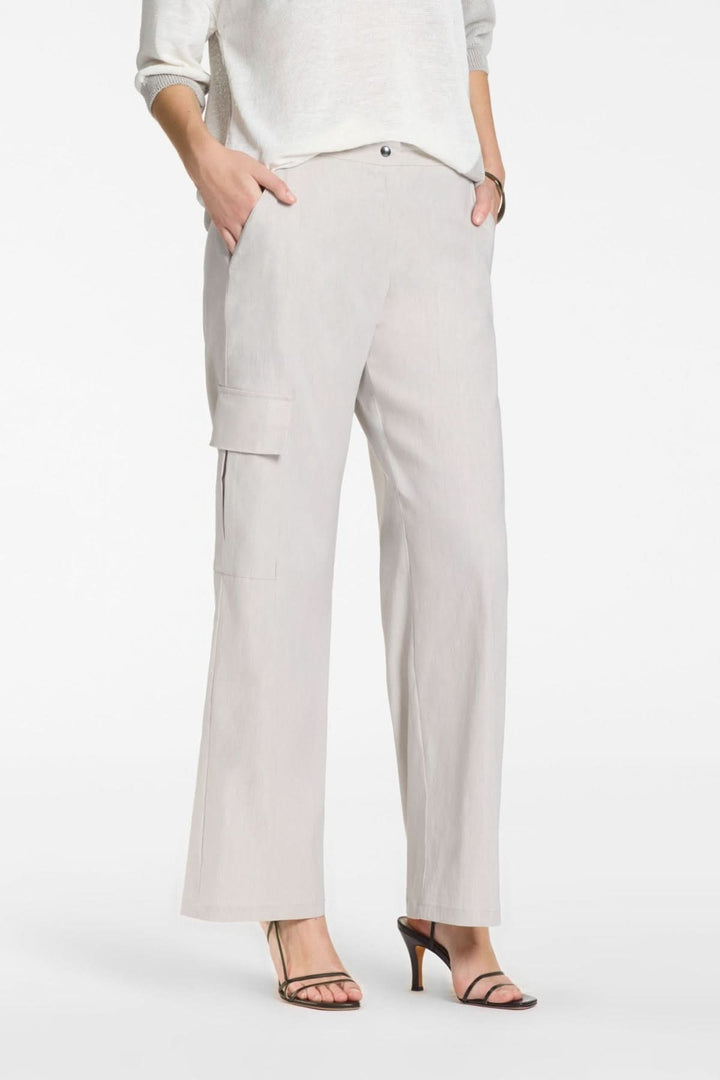 Pantalon chino droit à poche cargo pour une allure moderne et polyvalente, détail de poche cargo tendance, longueurs cheville.