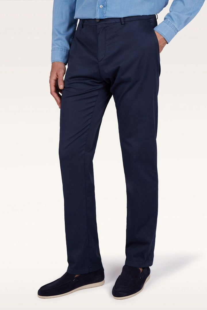 Homme portant un pantalon chino en coton et soie extensible bleu avec une chemise, vue de face.