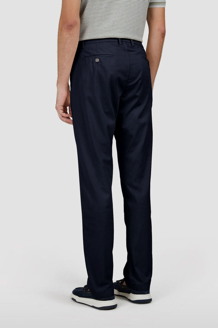 Pantalon chino en coton et soie extensible, confort et élégance contemporaine pour tenue décontractée ou habillée, vue arrière.