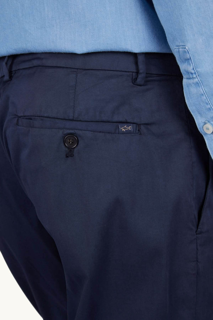 Pantalon chino en coton et soie extensible avec détail bouton arrière, élégance contemporaine et confort maximal.