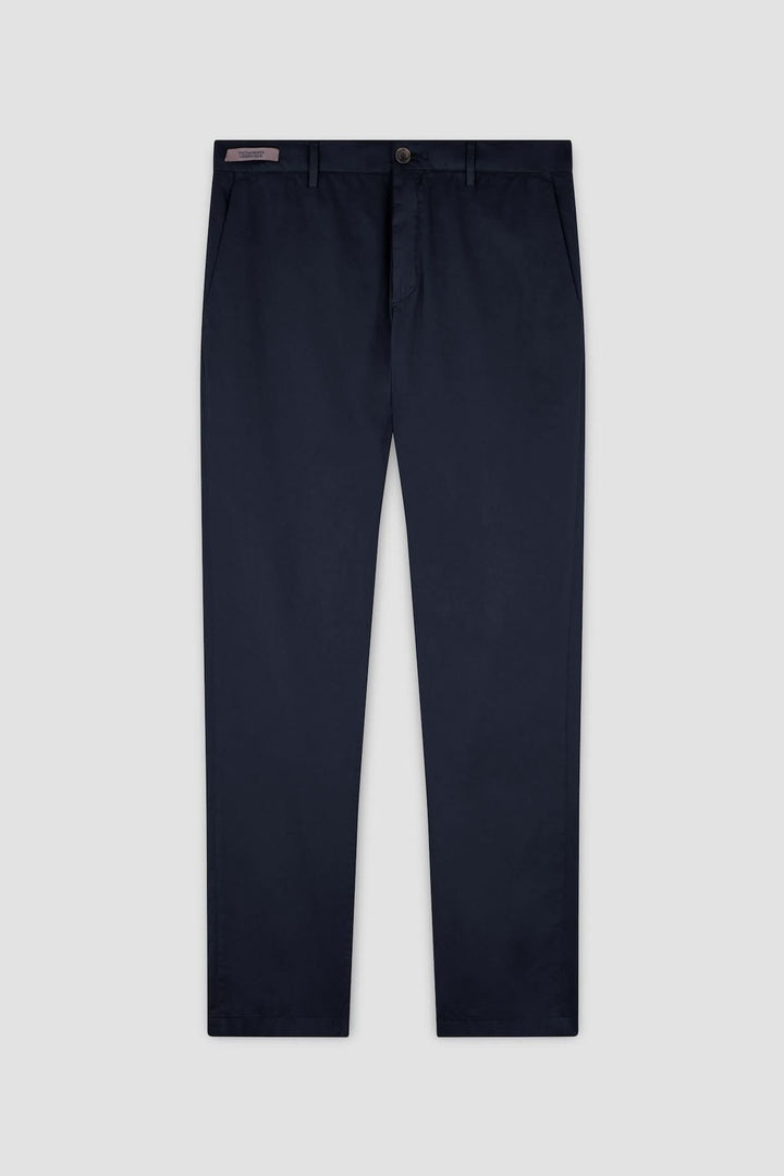 Pantalon chino en coton et soie extensible bleu marine élégant et confortable, idéal pour tenues décontractées ou habillées.