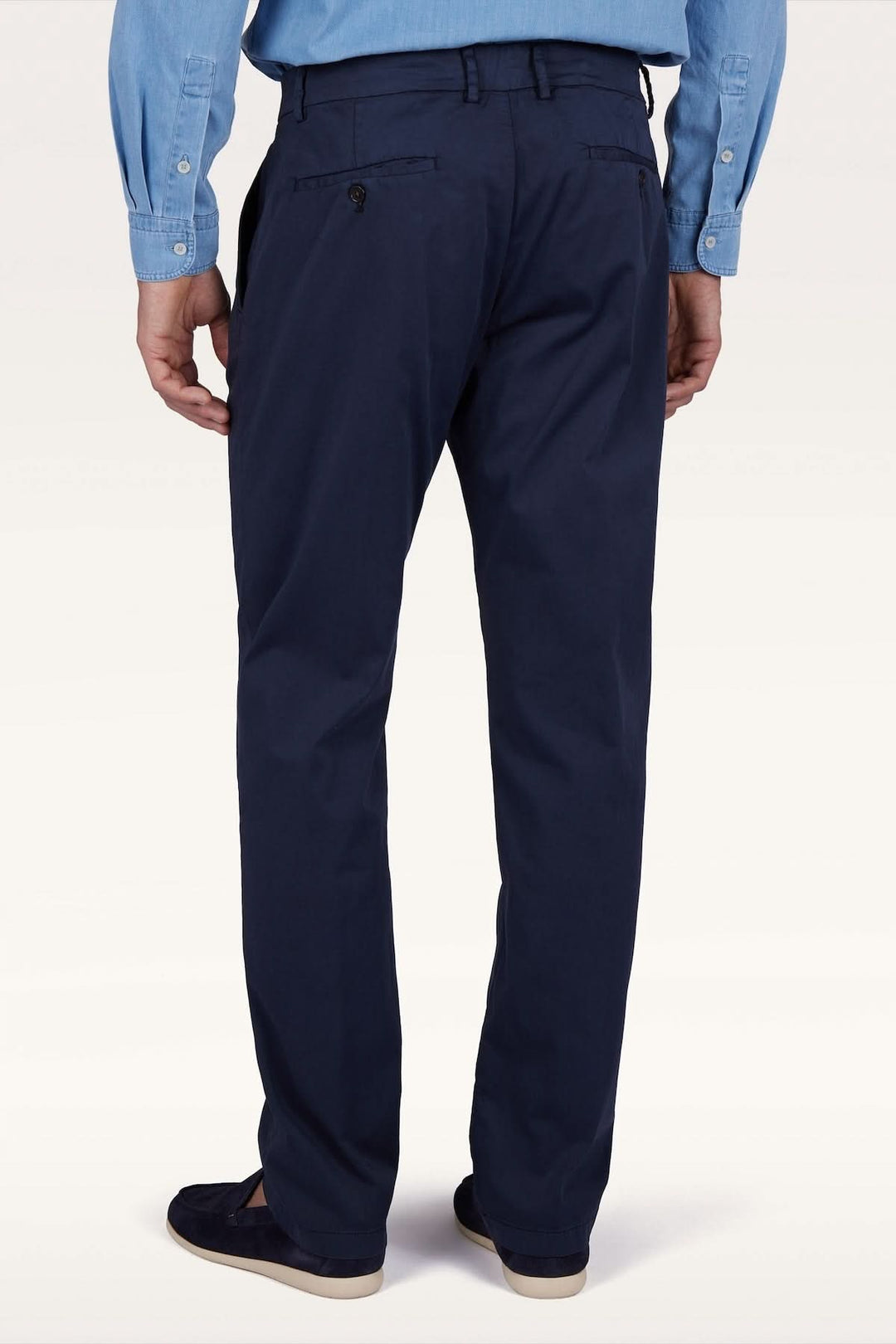 Homme portant un pantalon chino en coton et soie extensible vu de dos, montrant l&
