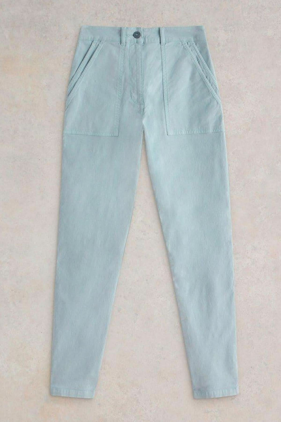 Pantalon chino long Twister bleu clair avec poches plaquées et ourlets retroussés, coupe droite.