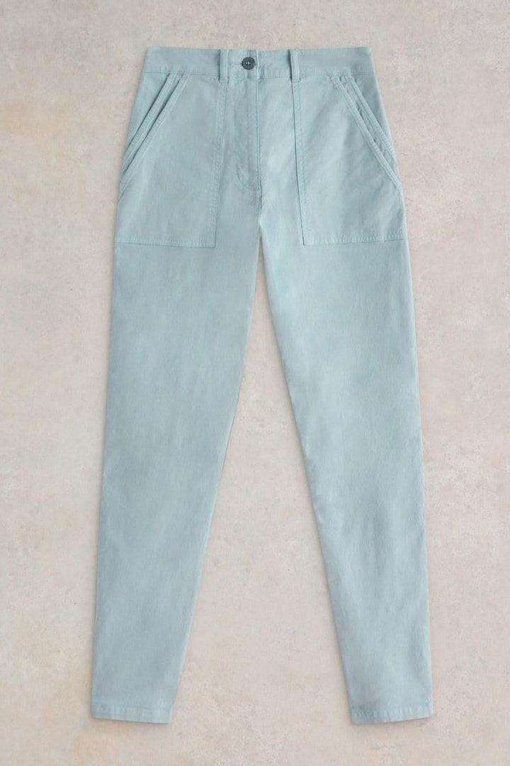 Pantalon chino long Twister bleu clair avec poches plaquées et ourlets retroussés, coupe droite.