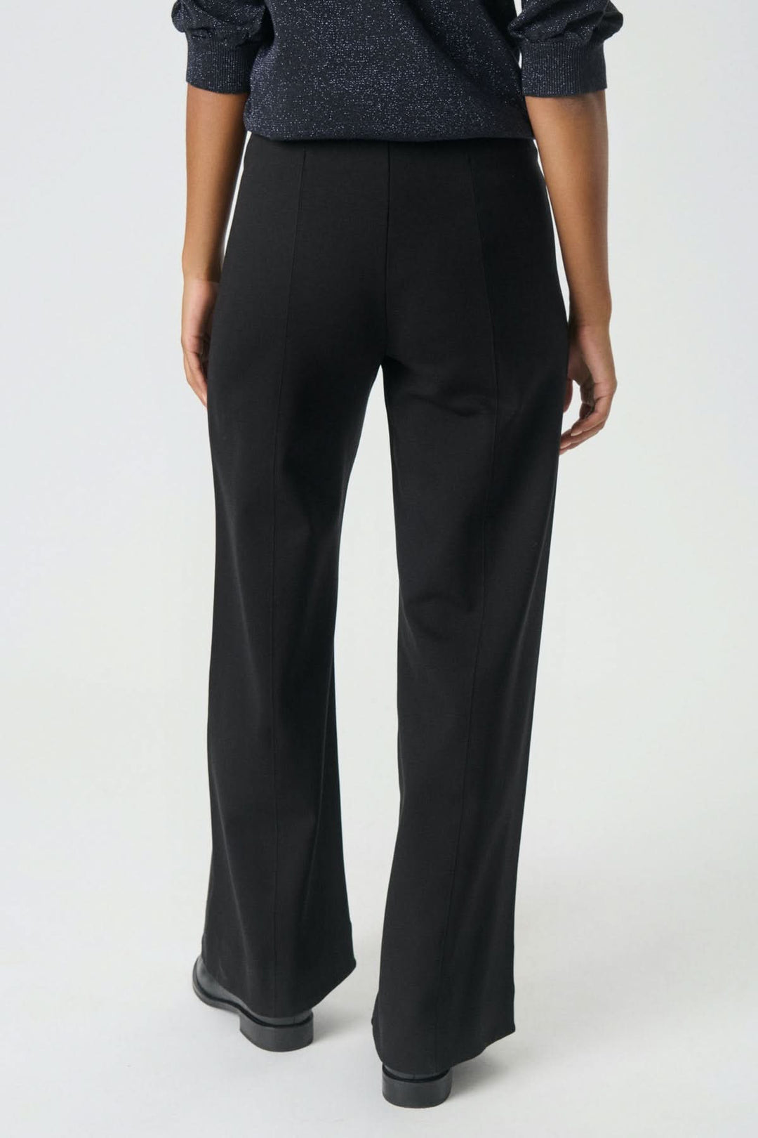 Dos du Pantalon classique Vinda noir large avec taille élastique, confortable et élégant pour bureau et sorties, coupe fluide moderne.