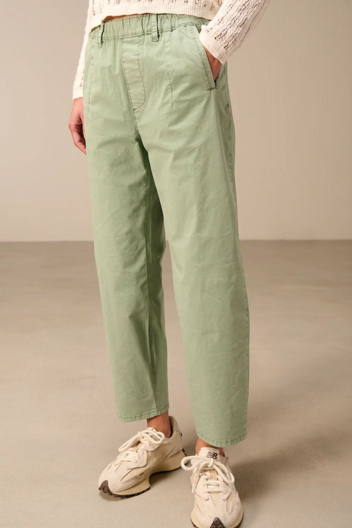 Pantalon à coupe décontractée avec taille élastique vert avec poches latérales et silhouette moderne pour look casual.