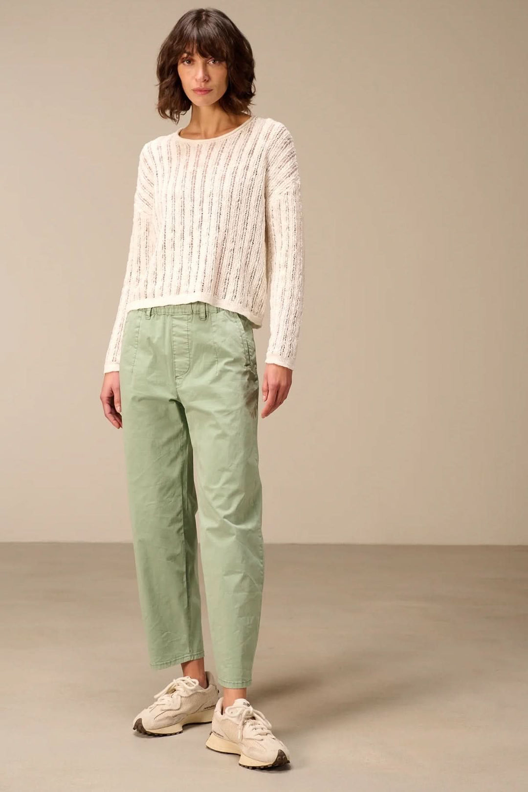 Pantalon à coupe décontractée avec taille élastique vert pour femme, style moderne et confortable. Décris moi le produit en français.