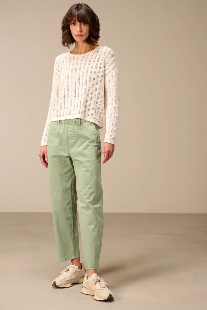Pantalon à coupe décontractée avec taille élastique vert pour femme, style moderne et confortable. Décris moi le produit en français.