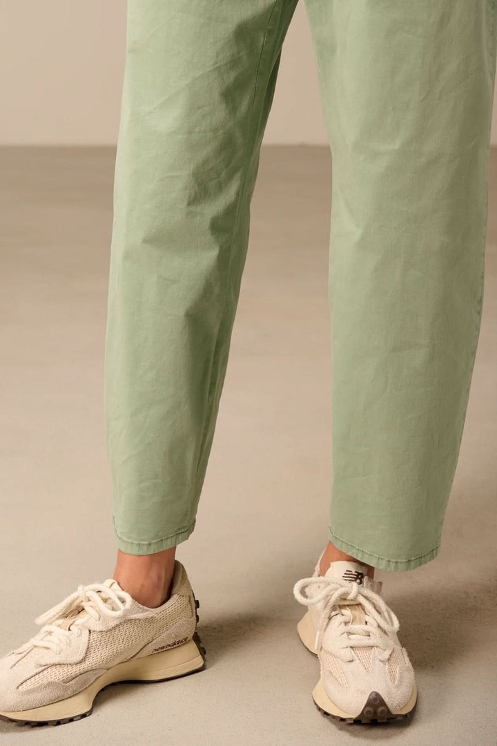 Pantalon à coupe décontractée avec taille élastique pour un style casual chic, confort optimal grâce à sa silhouette moderne.