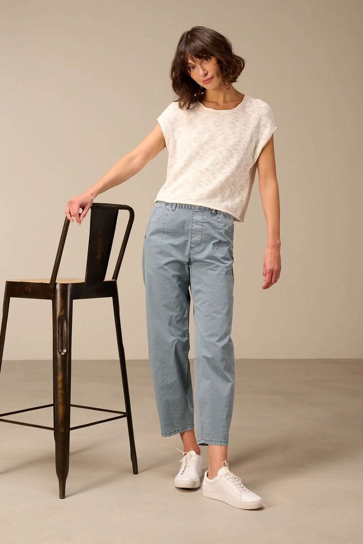 Femme portant un pantalon à coupe décontractée avec taille élastique, parfait pour les styles casual et élégants.