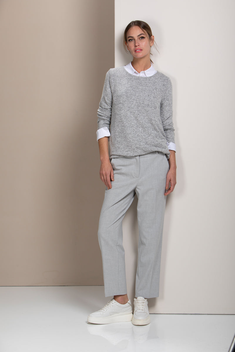 Pantalon coupe droite élégant et confortable porté avec un pull gris, idéal pour le bureau et le quotidien.