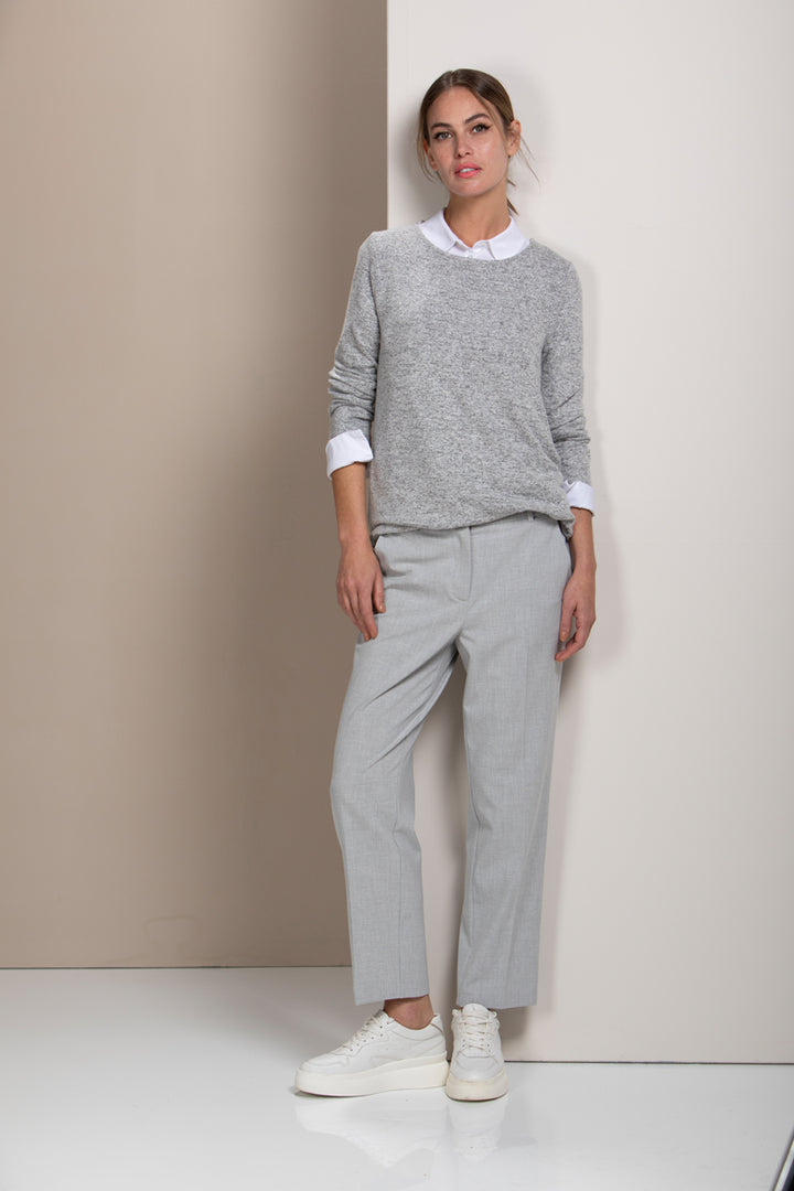 Pantalon coupe droite élégant et confortable porté avec un pull gris, idéal pour le bureau et le quotidien.