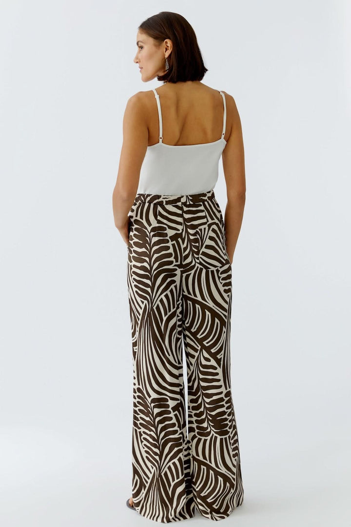Femme portant un pantalon coupe droite texturé avec motif original, vue arrière. Décris moi le produit en français.