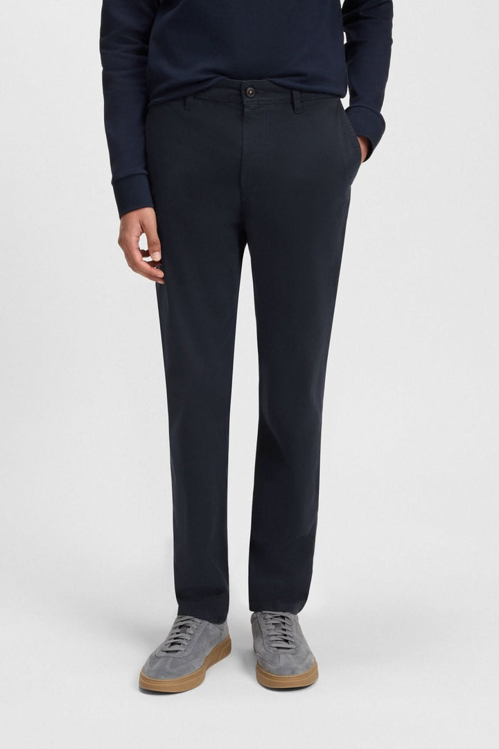 Homme portant un pantalon coupe fuselée en coton stretch, idéal pour un style quotidien ou professionnel.