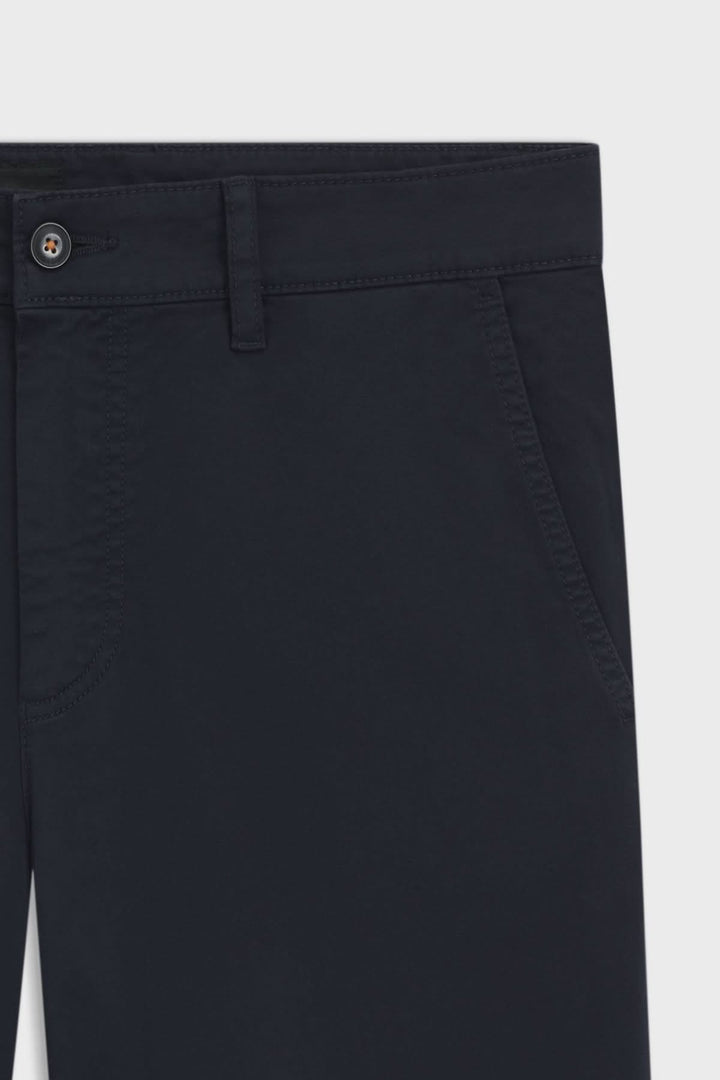 Pantalon coupe fuselée en coton stretch, finition soignée, idéal pour un look professionnel ou quotidien.