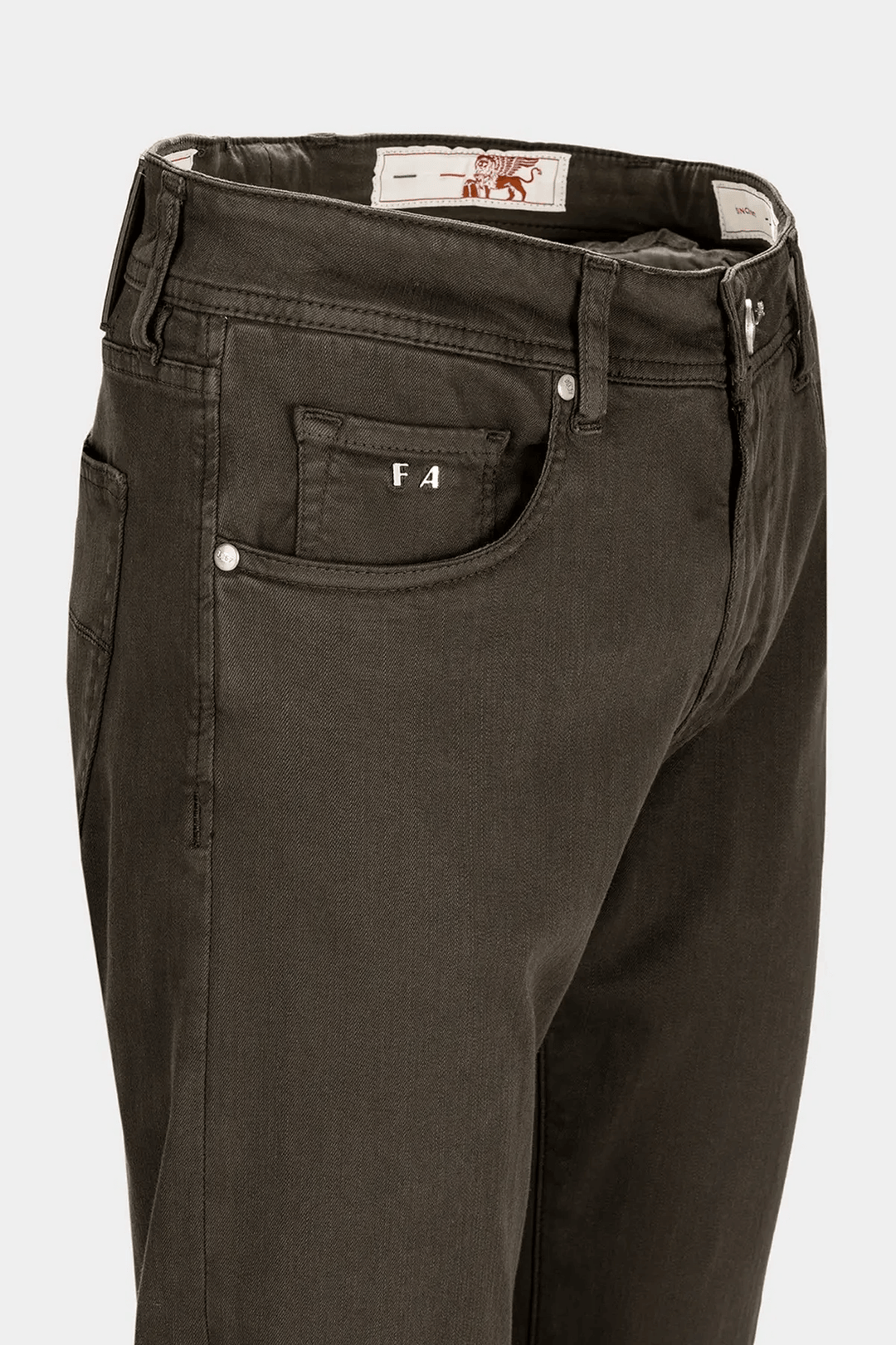 Pantalon de coton 5 poches pour homme avec coupe regular slim, élégance italienne et confort, vue détaillée du tissu et des poches.