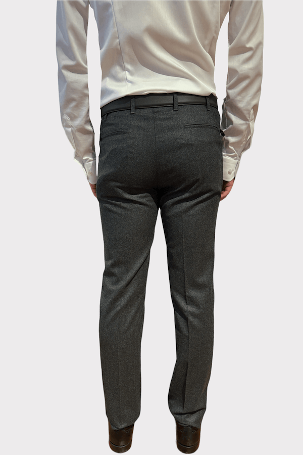 Pantalon de laine gris d'hiver, coupe ajustée, vu de l'arrière, style élégant et confortable, parfait pour occasions formelles.