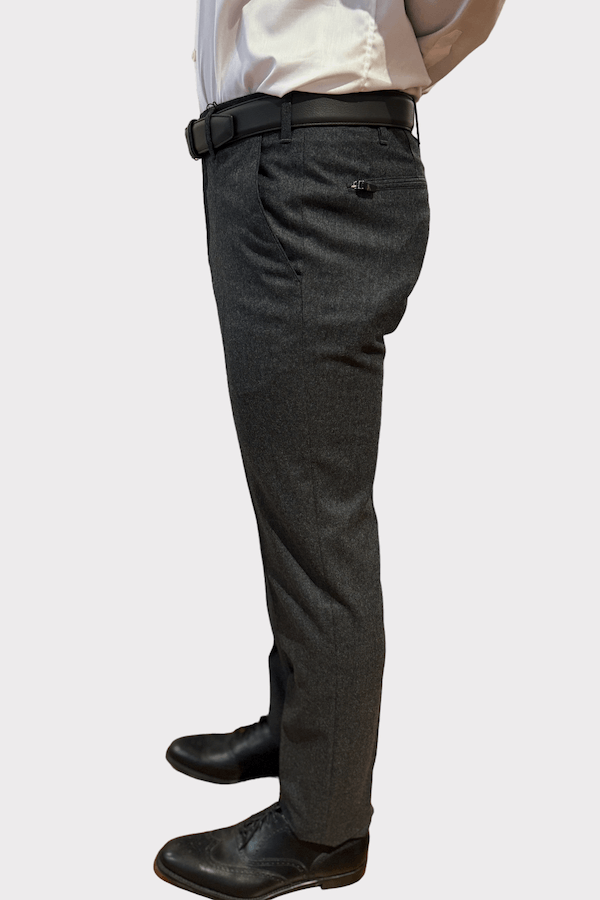 Pantalon de laine d'hiver gris ajusté, idéal pour les occasions formelles et professionnelles.