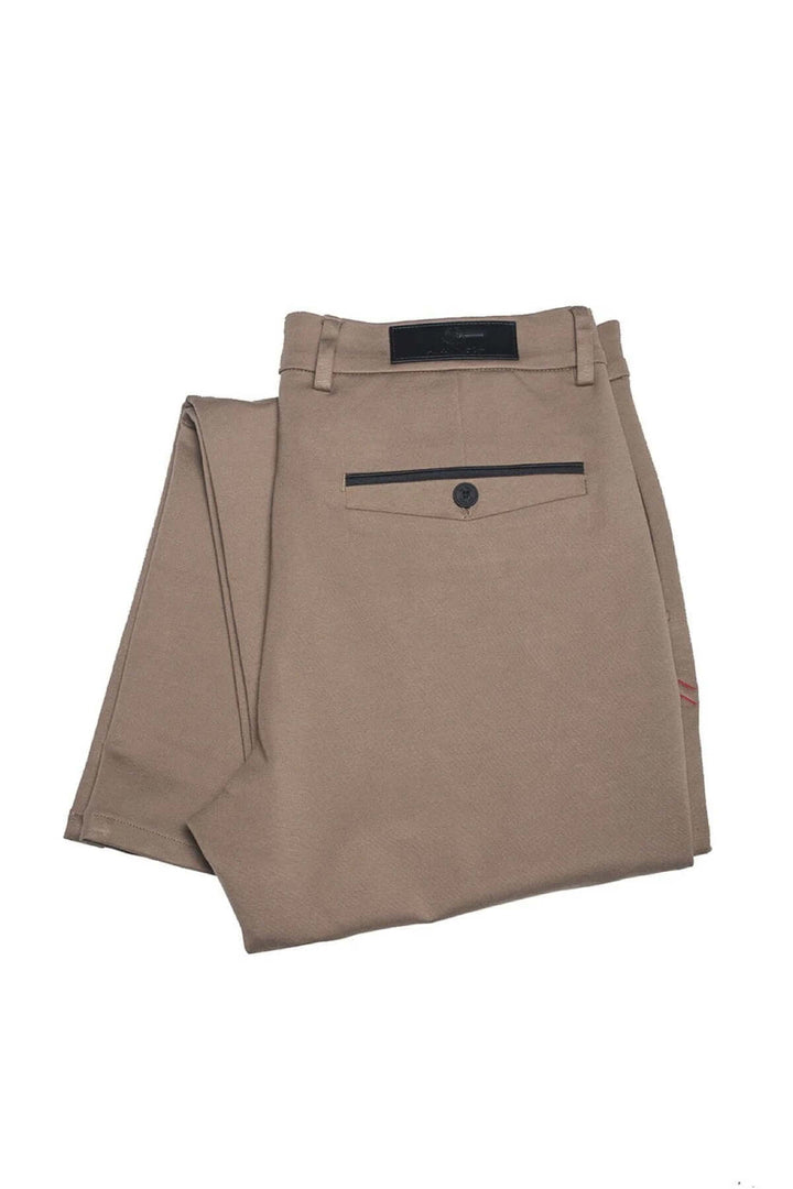 Pantalon de style Beretta en tissu extensible, coupe ajustée, couleur beige avec poches passepoilées.