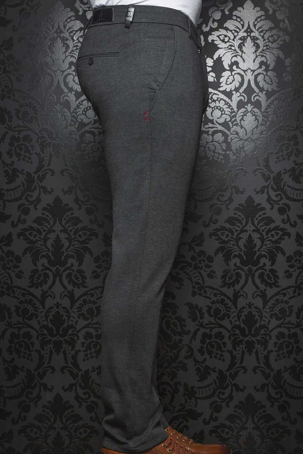 Pantalon Beretta gris ajusté, élégant, avec des finitions modernes, parfait pour le bureau et les sorties.