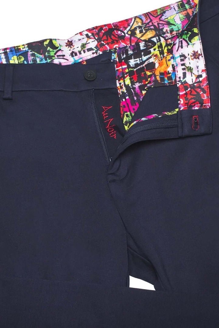 Détails du pantalon de style Beretta avec tissu extensible et motifs colorés à l'intérieur.