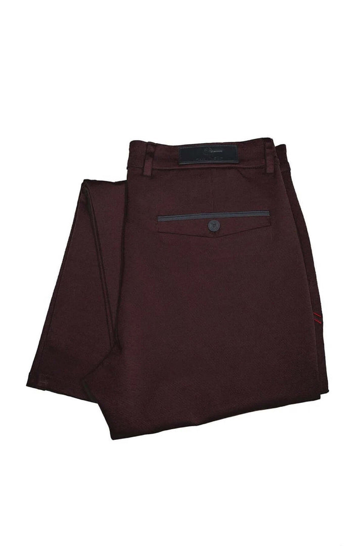 Pantalon de style Beretta, tissu extensible, coupe fuselée, finition contemporaine en bordeaux.