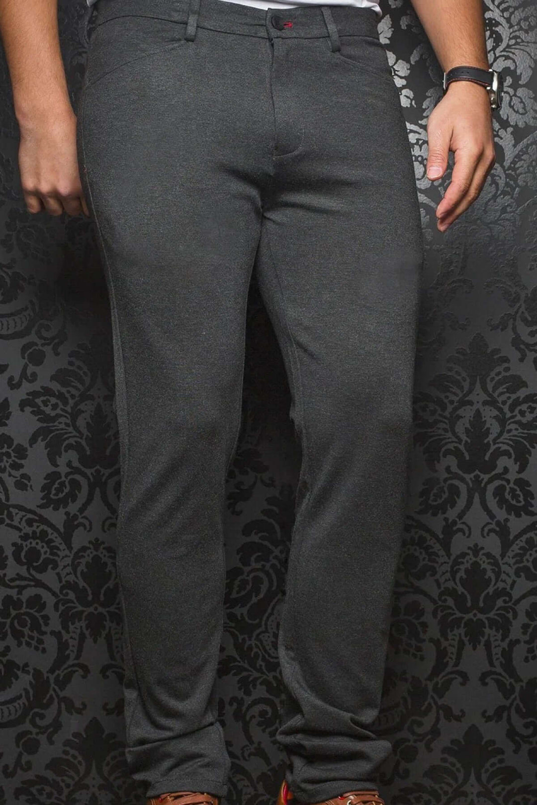 Pantalon de style Magnum en gris, coupe ajustée et confortable, adapté pour des tenues élégantes ou décontractées.