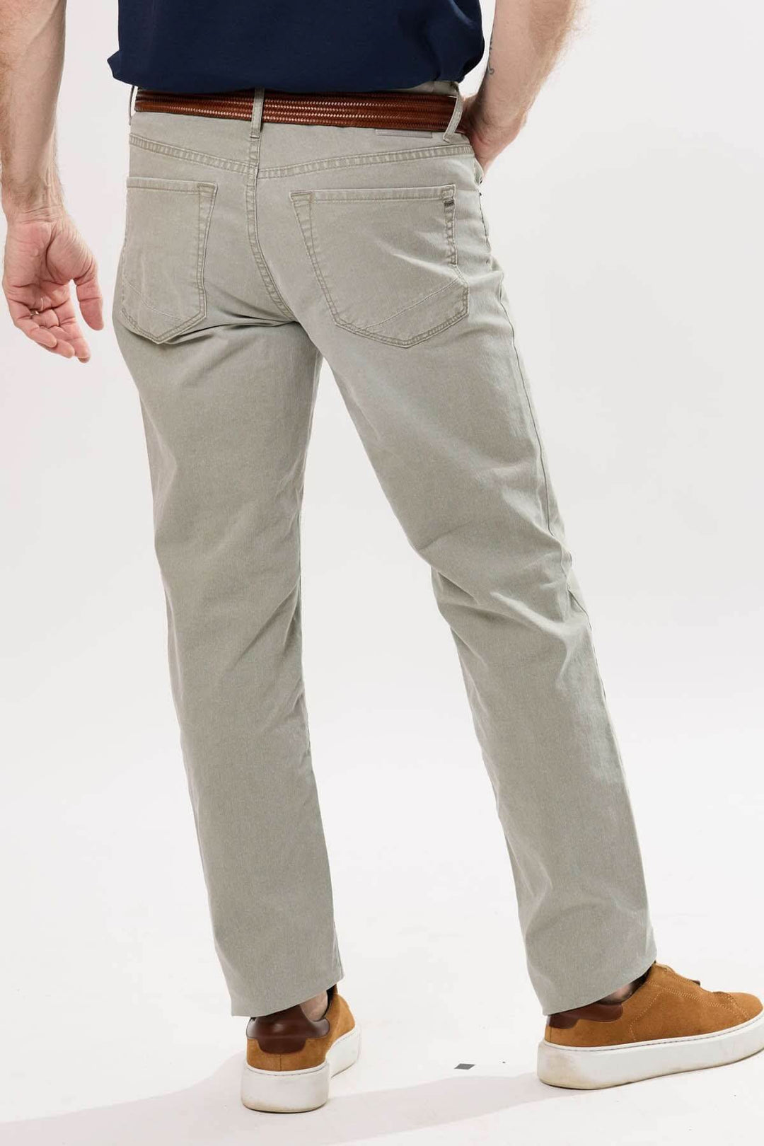 Pantalon droit homme gris, vue arrière, coupe classique, style décontracté avec ceinture et poches.