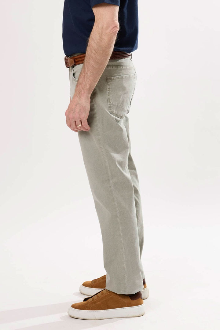 Pantalon droit confortable en teinte délavée, porté avec un t-shirt et des chaussures décontractées, profil latéral.