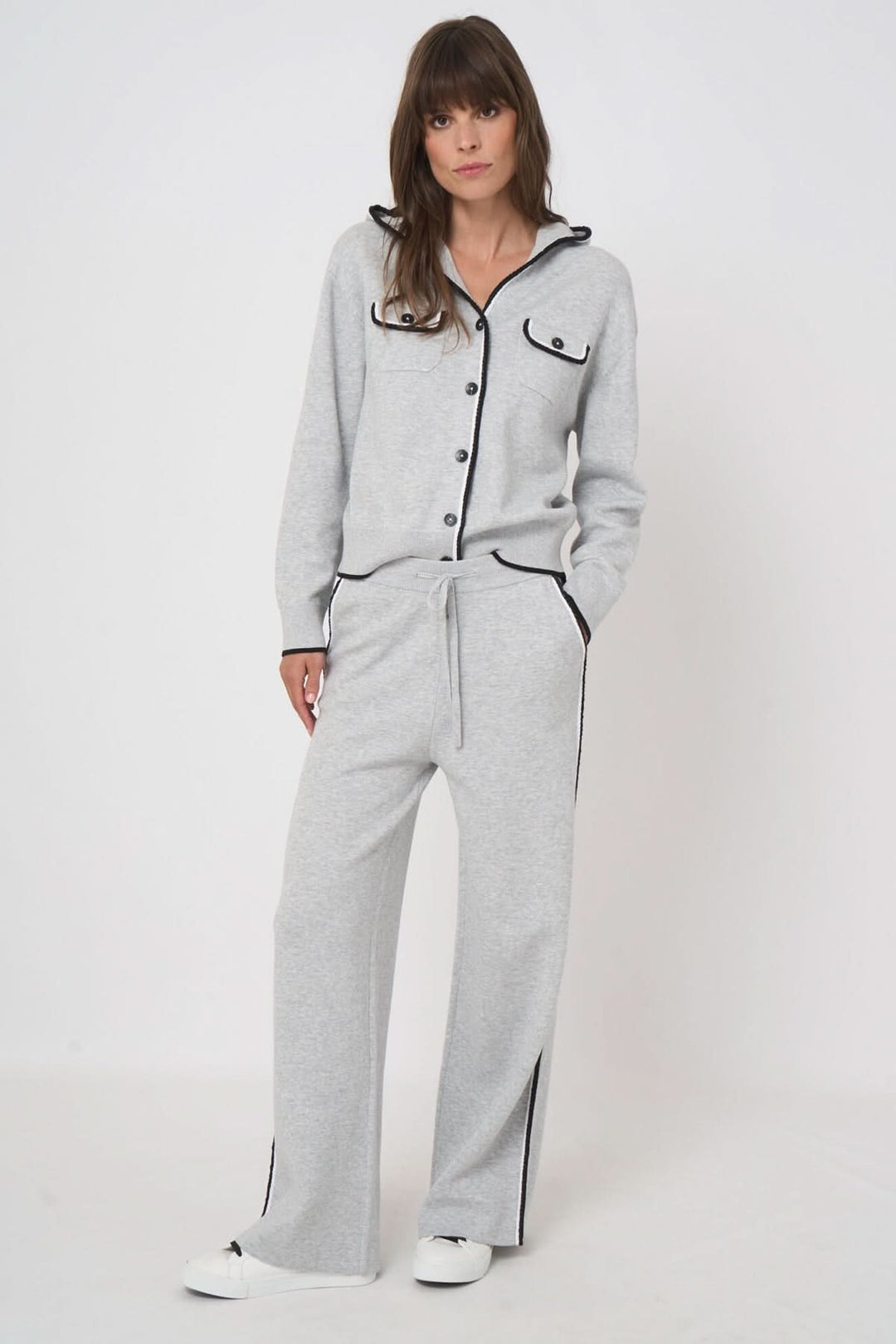 Femme portant un pantalon détente en tricot avec coupe fluide et poches latérales, idéal pour un look casual.