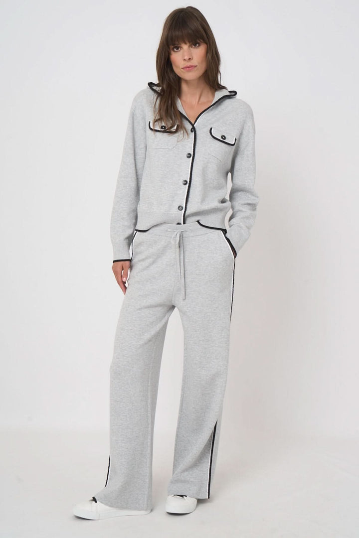 Femme portant un pantalon détente en tricot avec coupe fluide et poches latérales, idéal pour un look casual.