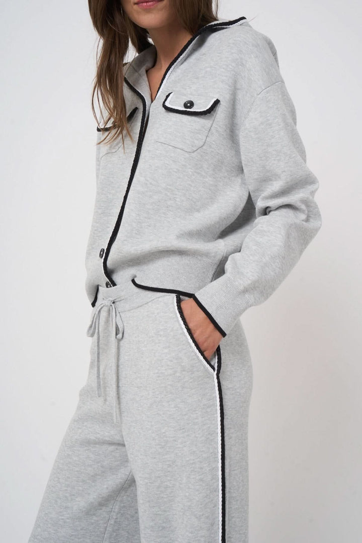 Pantalon détente en tricot gris avec taille ajustable et coupe fluide, idéal pour un look casual moderne.