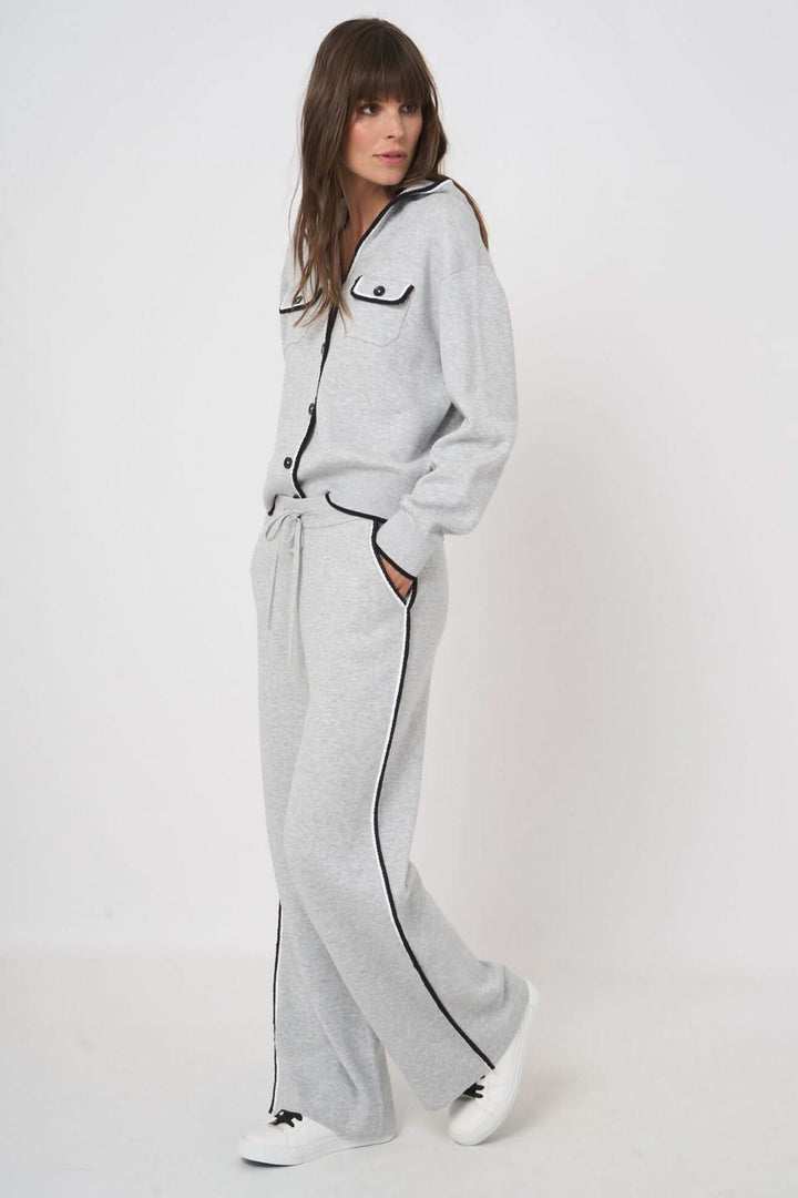 Femme portant un pantalon détente en tricot gris avec taille élastique et poches latérales, look casual moderne.