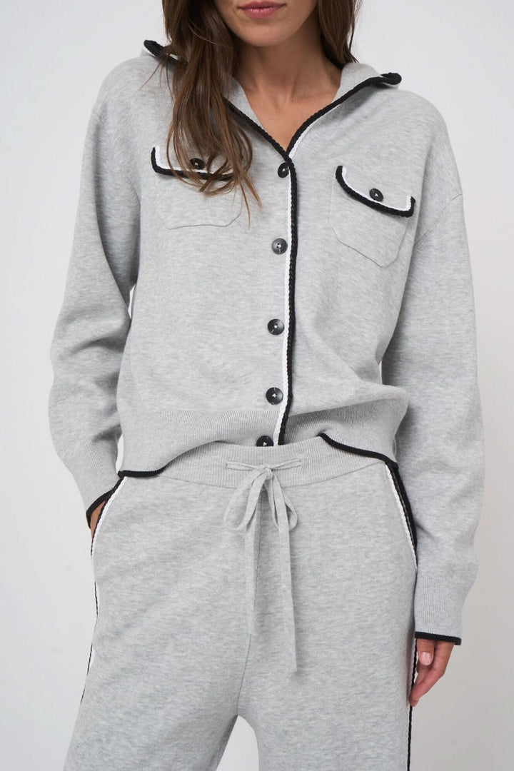 Pantalon détente en tricot gris avec taille ajustable et poches latérales, offrant un look décontracté et moderne.