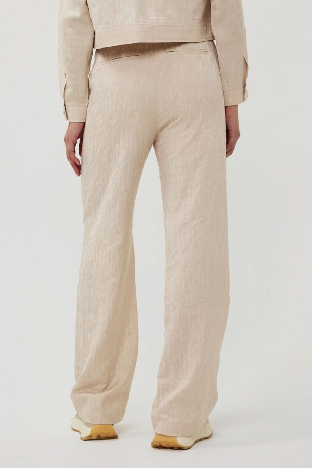 Pantalon ample en jacquard texturé, vue arrière, taille élastique, style moderne et décontracté.