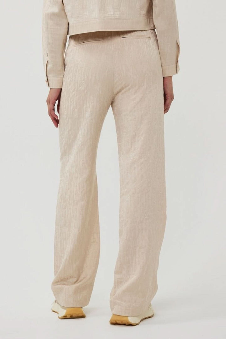 Pantalon ample en jacquard texturé, vue arrière, taille élastique, style moderne et décontracté.