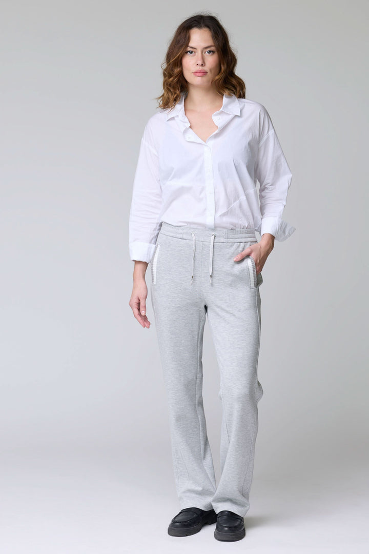 Pantalon en jersey ajustable, femme portant un pantalon confortable et élégant, idéal pour une tenue quotidienne décontractée.