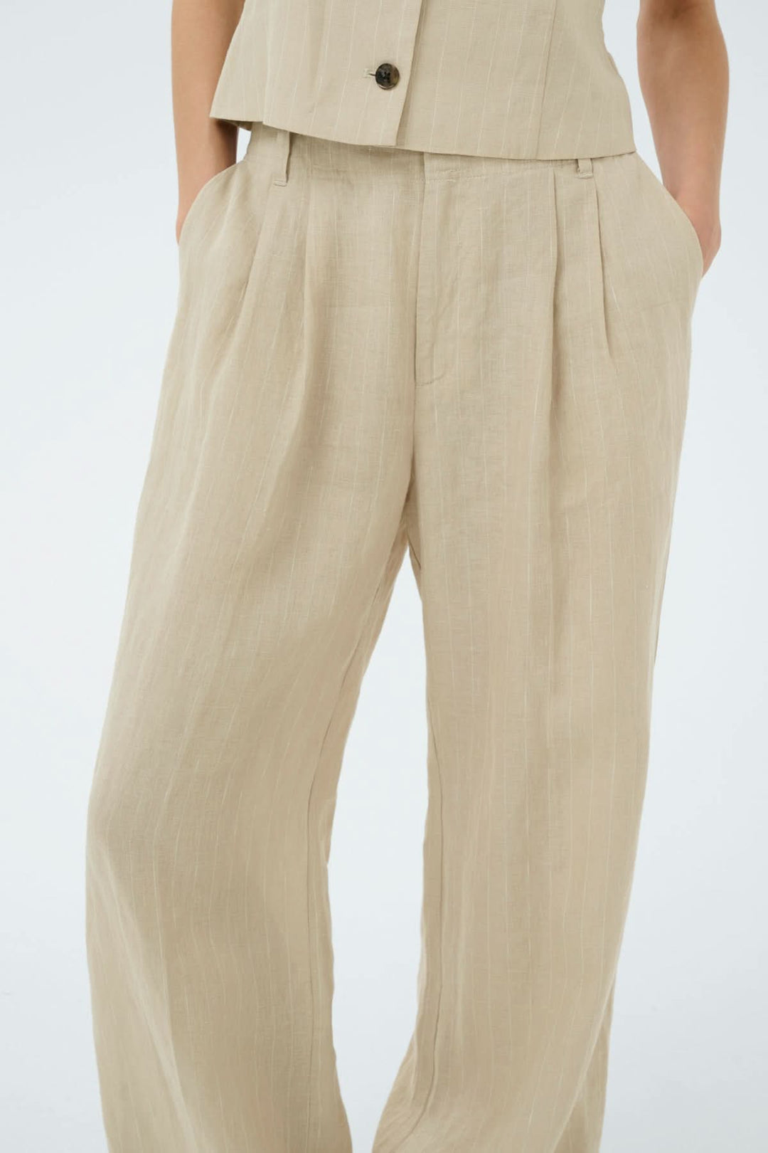 Pantalon en lin Aliya, coupe droite, léger et élégant avec plis à l’avant, idéal pour la saison chaude.
