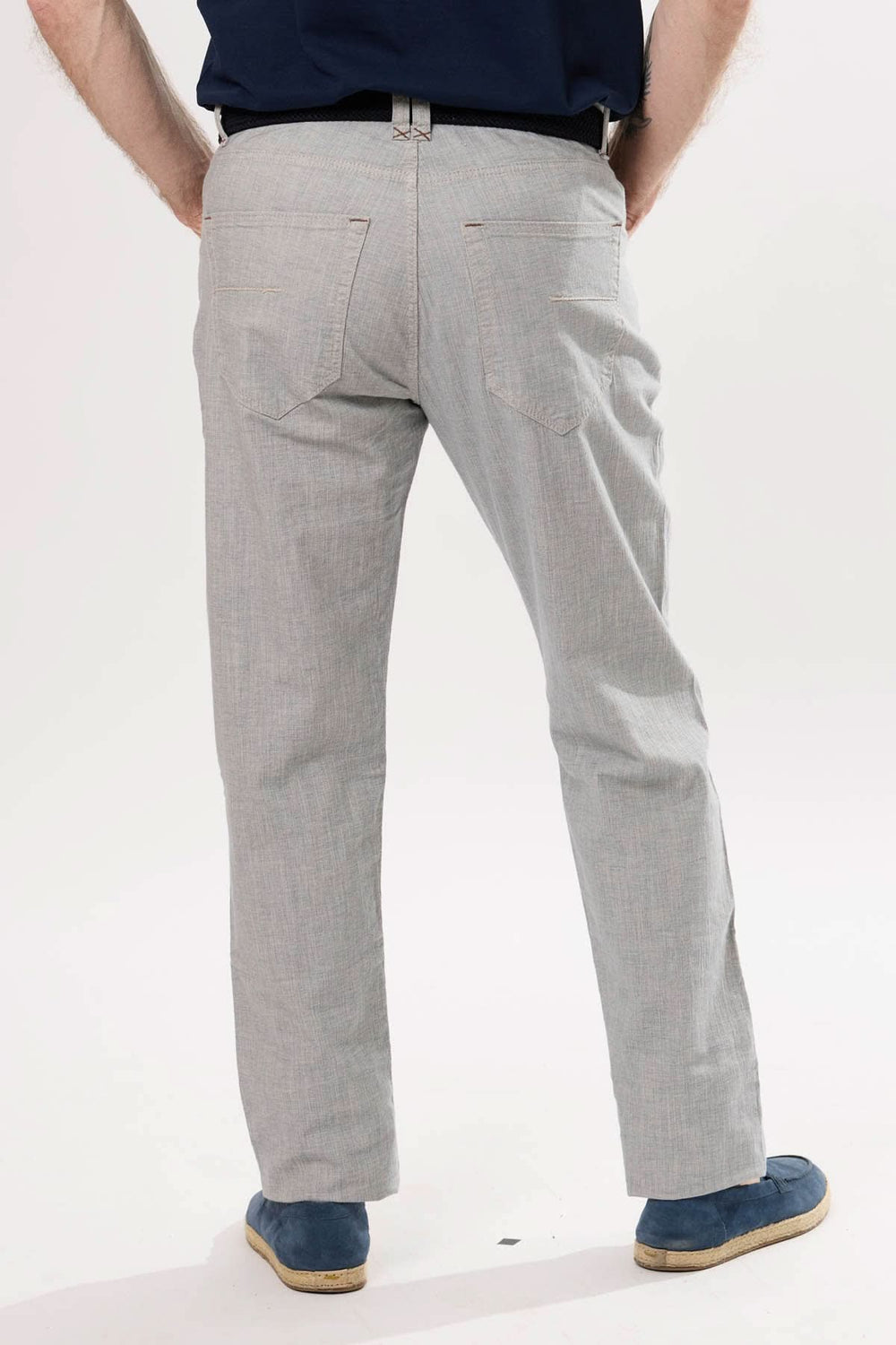 Pantalon en lin léger avec coupe droite et poches arrière, idéal pour la saison chaude.